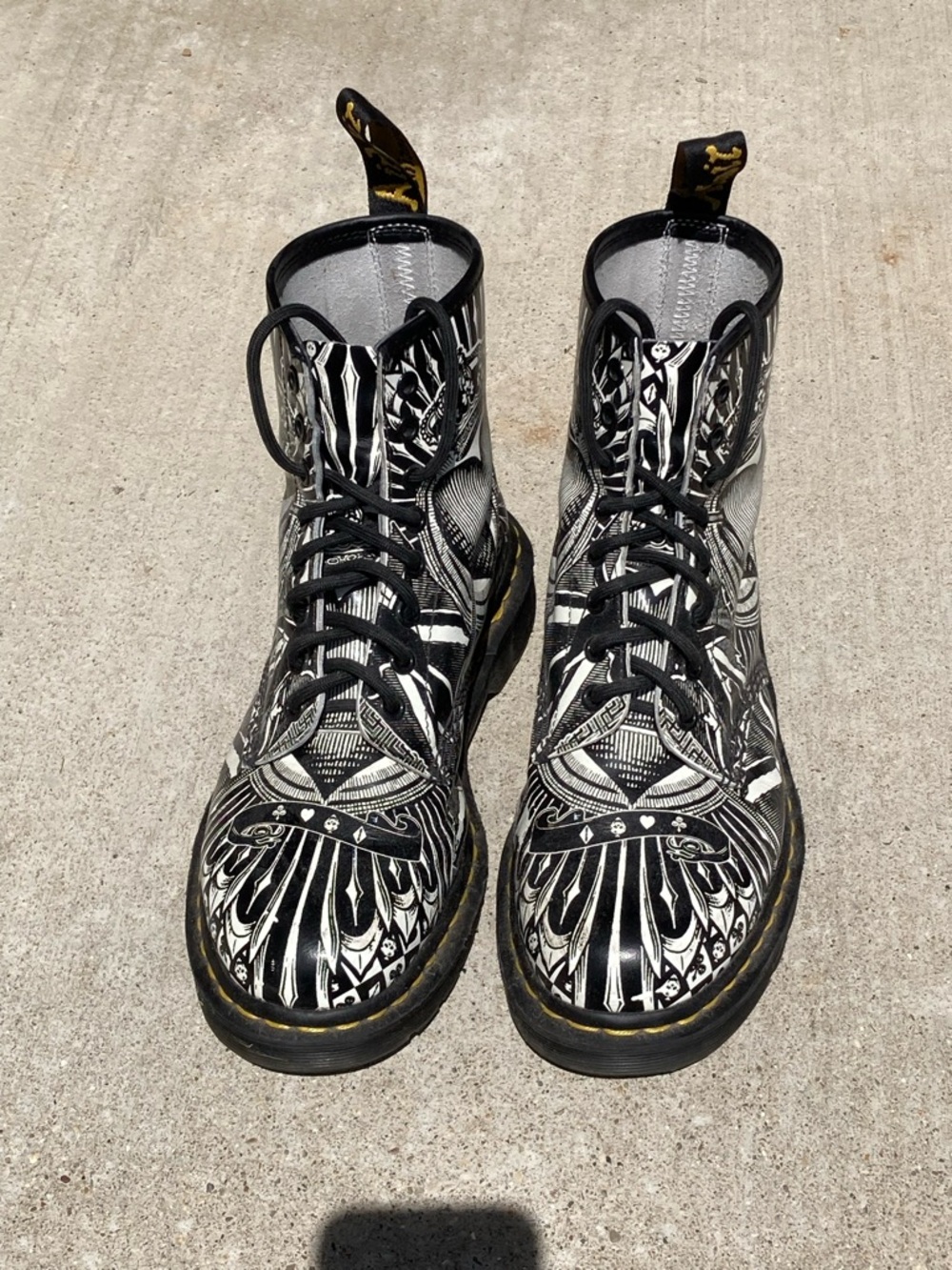 Dr. Martens Black & White Crowned Heart Graphic W9/M8 - Picture 2 of 6